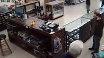 کشتن‌ دزد توسط پیرمرد صاحب‌مغازه با کُلت!