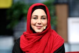 بهنوش بختیاری در کنار بادیگاردهایش