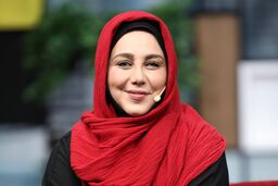 بهنوش بختیاری در کنار بادیگاردهایش