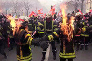  آتش نشانان فرانسوی به نشانه اعتراض خودشان را آتش زدند