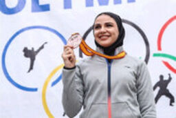 بهمنیار با مردی که مدال طلا را به گردنش انداخت دست نداد