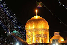 خادمینی که خود را برای پذیرایی از زائران امام رئوف آماده کرده اند