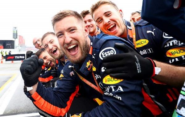 کمتر از ۲ ثانیه!/ رکورد جدید ردبول برای تعویض چرخ‌های خودروی فرمول ۱ 