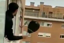 تنیس بازی از پنجره، در قرنطینه خانگی!
