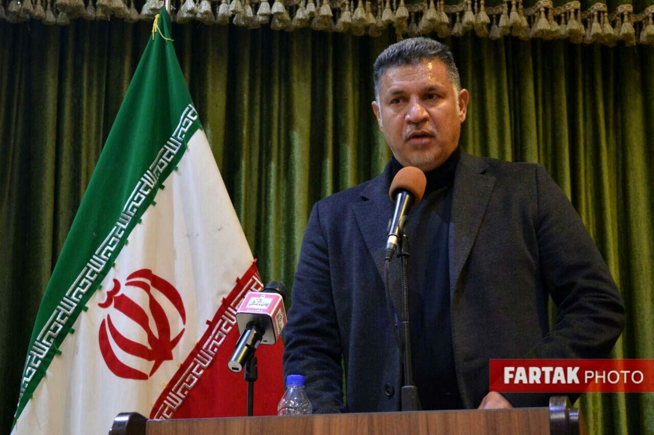 اشک های علی دایی به یاد زلزله زدگان در دیار شیرین  و فرهاد