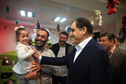 آوازخوانی جالب یک کودک معلول برای وزیر سابق بهداشت
