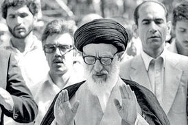 لحظاتی از اولین نمازجمعه پس از انقلاب به امامت آیت‌الله طالقانی