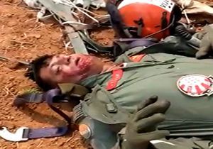 لحظه به اسارت گرفته شدن یک خلبان هندی در پاکستان