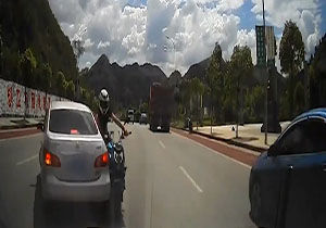 دور زدن یک راننده بر روی خط ممتد و مرگ دردناک یک موتورسوار