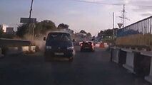 
تصادف شاخ به شاخ پس از برخورد خودروی ون با جدول کنار جاده + فیلم