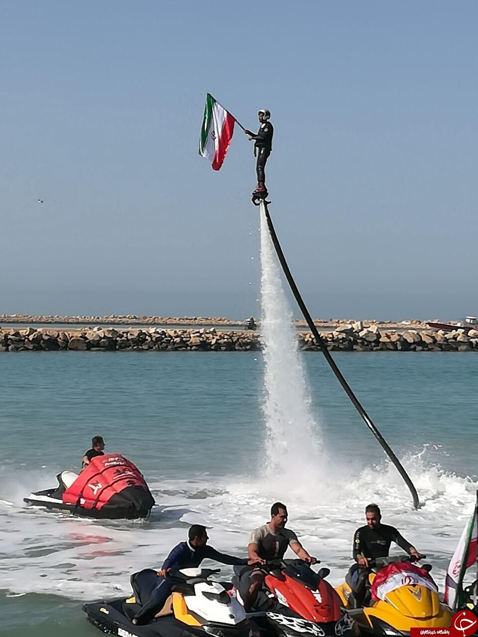 اهتزاز پرچم ایران به مناسبت روز ۱۲ بهمن در خلیج فارس