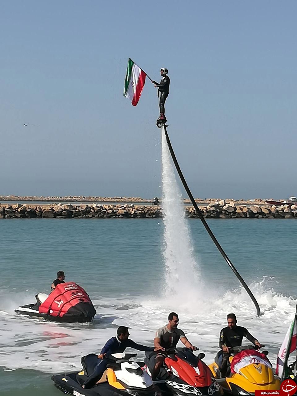 اهتزاز پرچم ایران به مناسبت روز ۱۲ بهمن در خلیج فارس