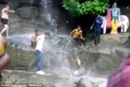 لحظه وحشتناک سقوط مرد جوان از آبشار حین گرفتن سلفی