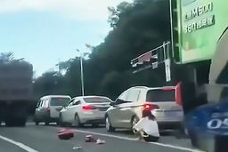 نجات باورنکردنی موتورسوار از زیر کامیون 