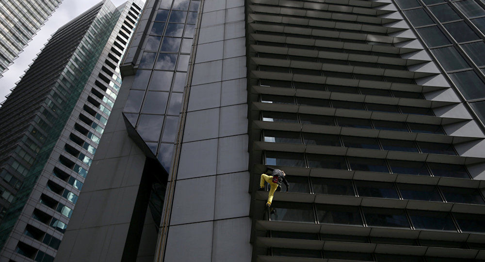 بازی با مرگ مرد میانسال با بالا رفتن از برج ۴۷ طبقه!