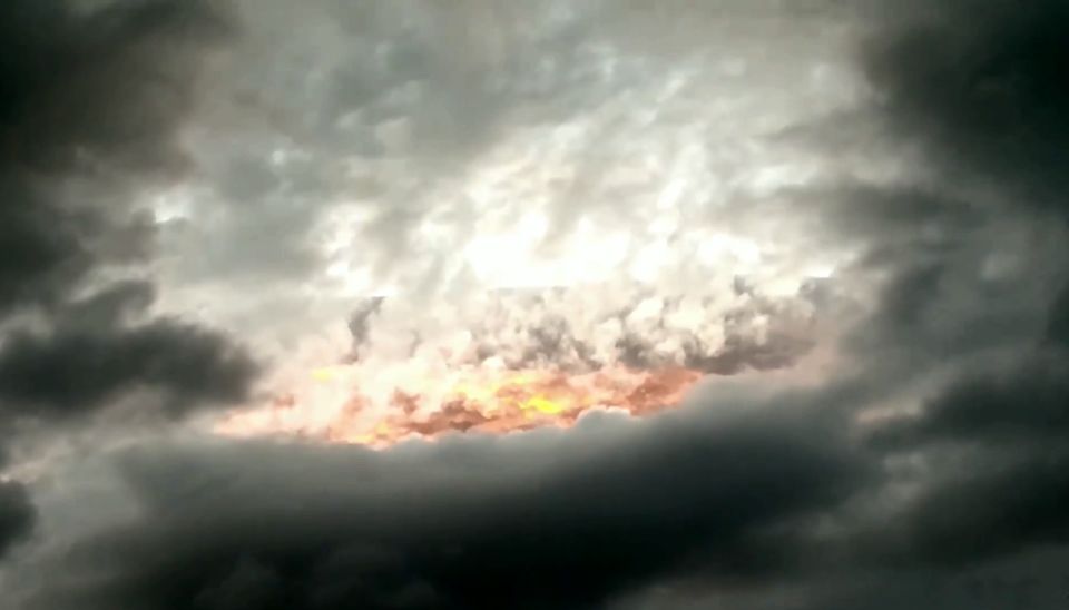 آتش گرفتن شی مرموز در پشت ابرها در هندوستان!