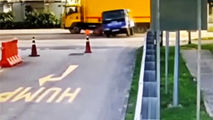 پرتاب شدن کارگران از قسمت بار کامیون، پس از تصادف دو خودرو