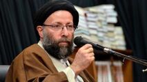 روحانی که بدون عمامه در مناطق سیل‌زده بیل به دست گرفت