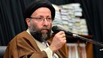 روحانی که بدون عمامه در مناطق سیل‌زده بیل به دست گرفت
