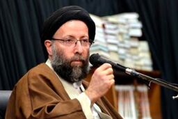 روحانی که بدون عمامه در مناطق سیل‌زده بیل به دست گرفت