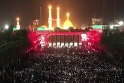 لحظه تماشایی تغییر رنگ چراغ‌های بین الحرمین در شب اول محرم 