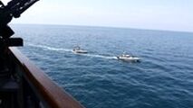 سپاه پاسداران منتشر کرد:تصاویر رصد ناو آمریکایی در خلیج فارس توسط ۱۱ قایق تندروی ایرانی