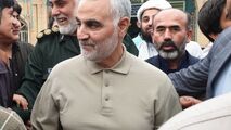 در آغوش گرفتن یک پیرمرد ساده توسط سردار سلیمانی در مناطق سیل‌زده