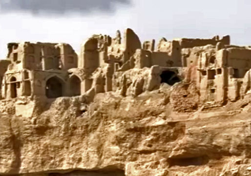 قلعه‌ای 2 هزار ساله که خانه‌هایی آپارتمانی شکل دارد