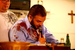 حمله مار، کشیش را روانه بیمارستان کرد!