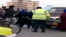 کتک زدن مامور پلیس توسط سرنشینان یک خودرو 