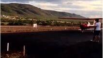 برخورد هواپیما با یک تماشاچی حین برخاستن!