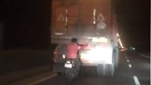 اقدام عجیب و خطرناک موتورسوار در جاده!