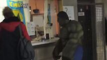 وقتی هالک شگفت انگیز به مترو می رود!