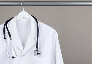 زن پزشکی که زندگی خود را صرف خدمت به محرومان کرده است/ 54 هزار ویزیت رایگان در 28 منطقه محروم