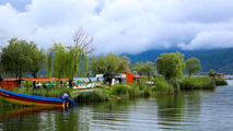 نمایی از دریاچه زیبا و دیدنی زریبار در مریوان