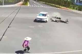 تصادف‌های شدید خودروی شاسی بلند پس از عبور از چراغ قرمز!