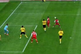 گل دوم پرسپولیس به سپاهان توسط احمدزاده