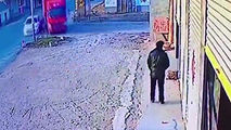 فرار به موقع عابر پیاده از برخورد کامیونت با او
