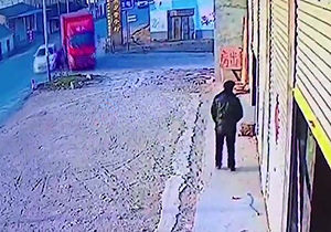 فرار به موقع عابر پیاده از برخورد کامیونت با او