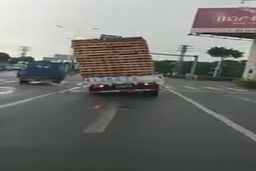 وقتی بار کج، کامیون را چپ می‌کند