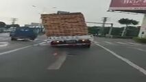 وقتی بار کج، کامیون را چپ می‌کند