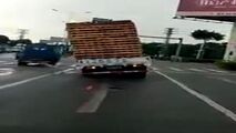 وقتی بار کج، کامیون را چپ می‌کند