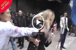 حمله به زن خبرنگار حین پخش زنده تلویزیونی!
