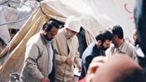 ویدئویی کمتر دیده شده از دیدار رهبر انقلاب با مردم زلزله زده بم 