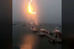  لحظه‌ای هولناک از برخورد صاعقه به یک قایق تفریحی!