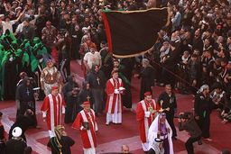 اظهار ارادت و بوسیدن خاک آستان امام حسین(ع) توسط روحانیون مسیحی
