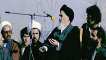 لحظه فرود بالگرد امام خمینی‌(ره) در بهشت زهرا(س) 
