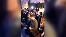 دعای مسیحیان پاریس برای کلیسایی که در آتش می‌سوزد