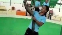 لحظه وحشتناک حمله مار شاه‌کبری به مرد جوان!
