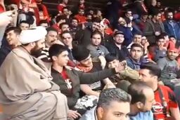 برخورد جالب هواداران تراکتورسازی با یک طلبه در ورزشگاه
